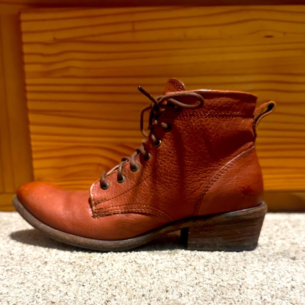 6.5 B brown Frye booties